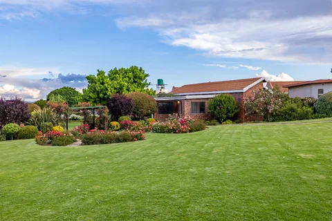 Rose Garden Suite | Botleng Guest House